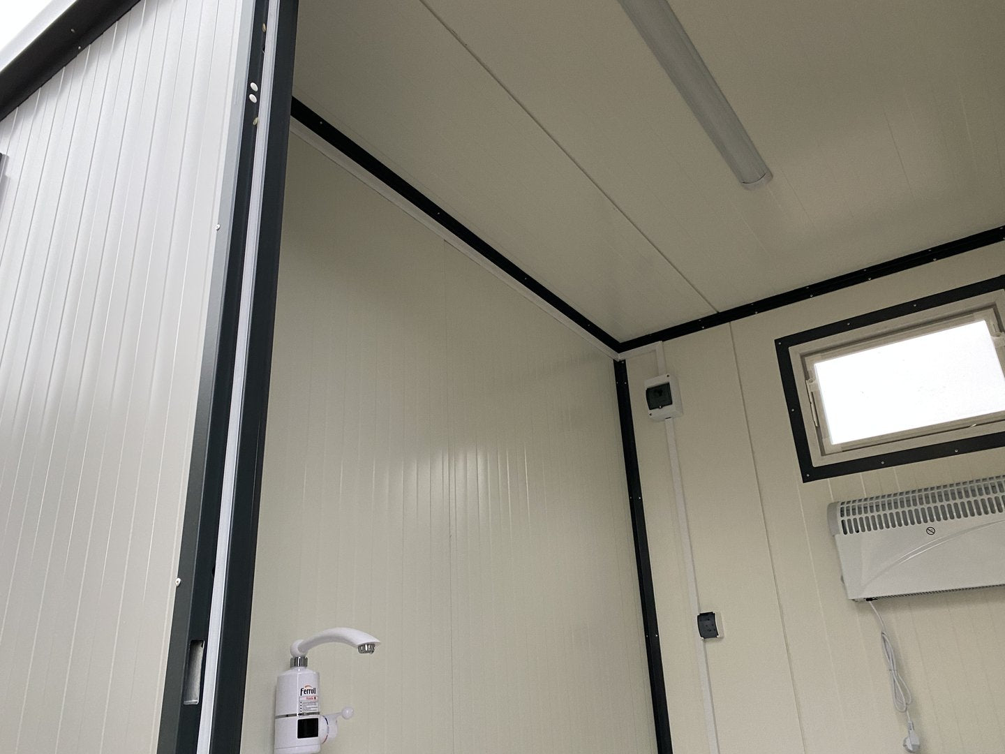 Doppel-Sanitärcontainer 3,00 x 2,00 m