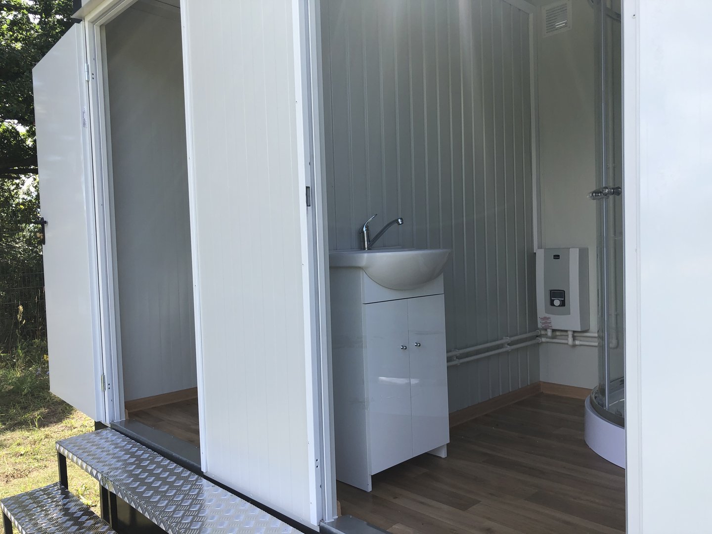 Sanitärcontainer - WC + Dusche + Spülkasten