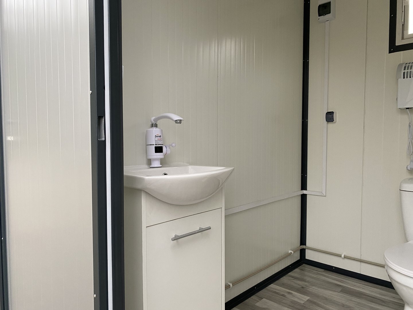Doppel-Sanitärcontainer 3,00 x 2,00 m