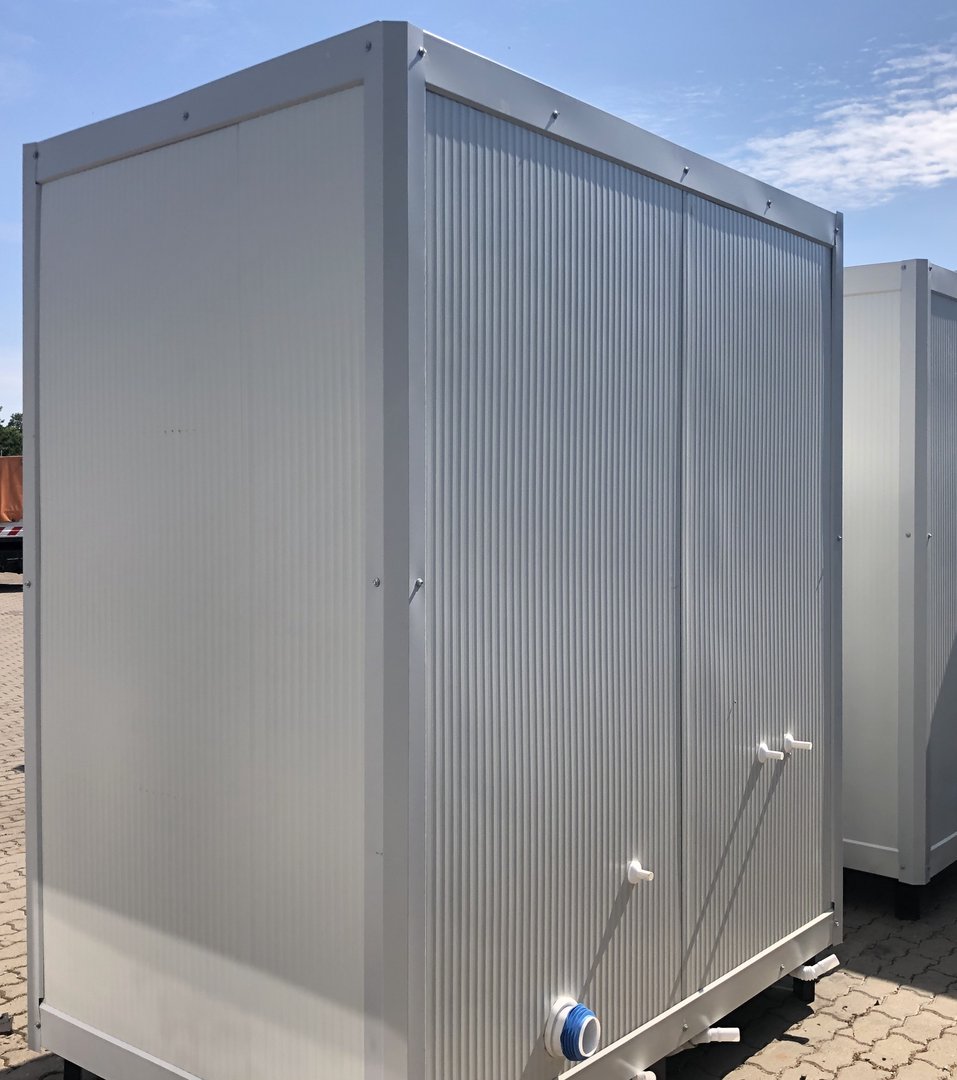 Sanitärcontainer mit WC und Dusche.