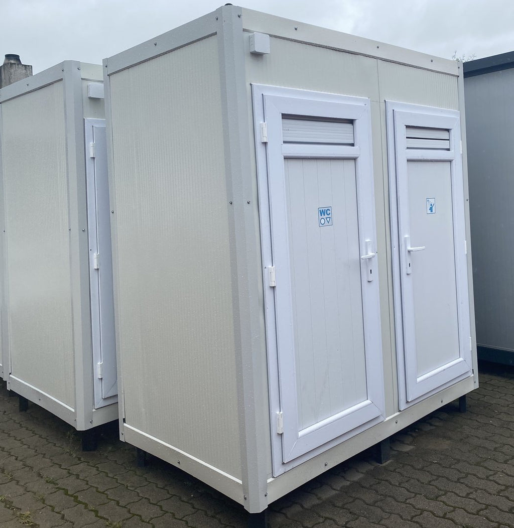 Sanitärcontainer mit WC und Dusche.