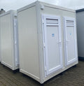 Sanitärcontainer mit WC und Dusche.