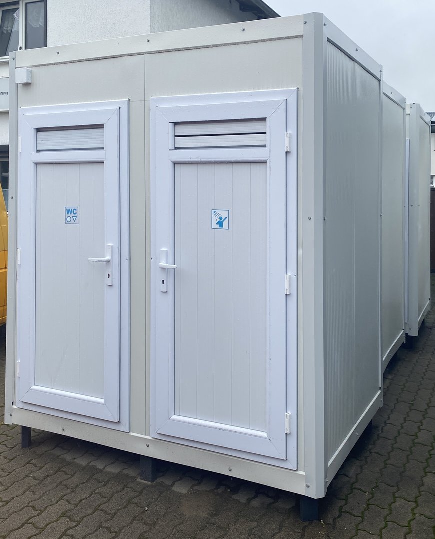 Sanitärcontainer mit WC und Dusche.