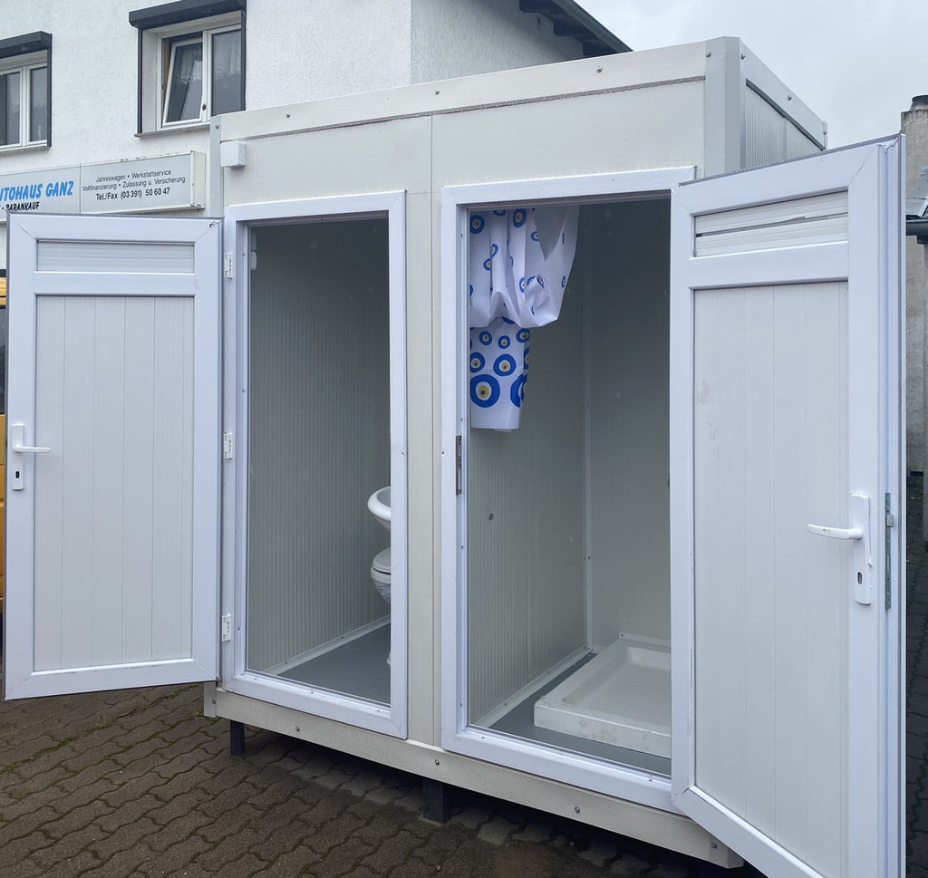 Sanitärcontainer mit WC und Dusche.