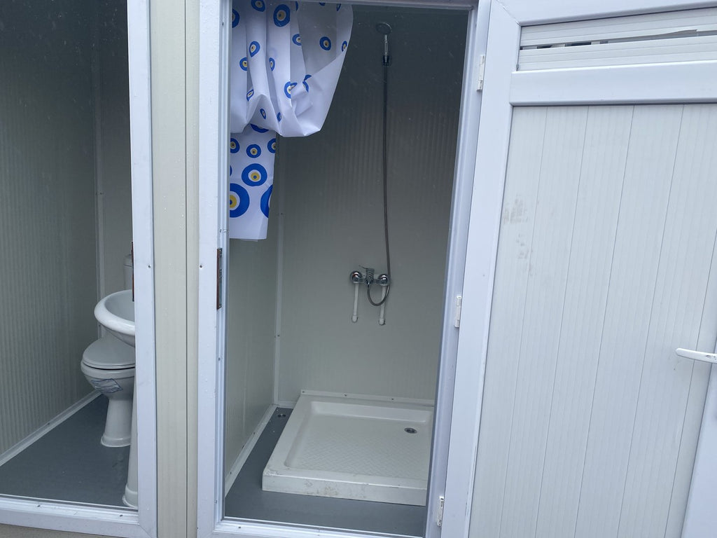 Sanitärcontainer mit WC und Dusche.