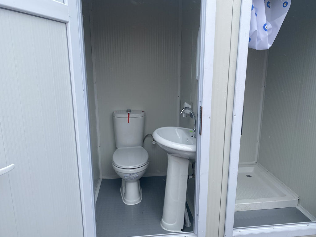 Sanitärcontainer mit WC und Dusche.