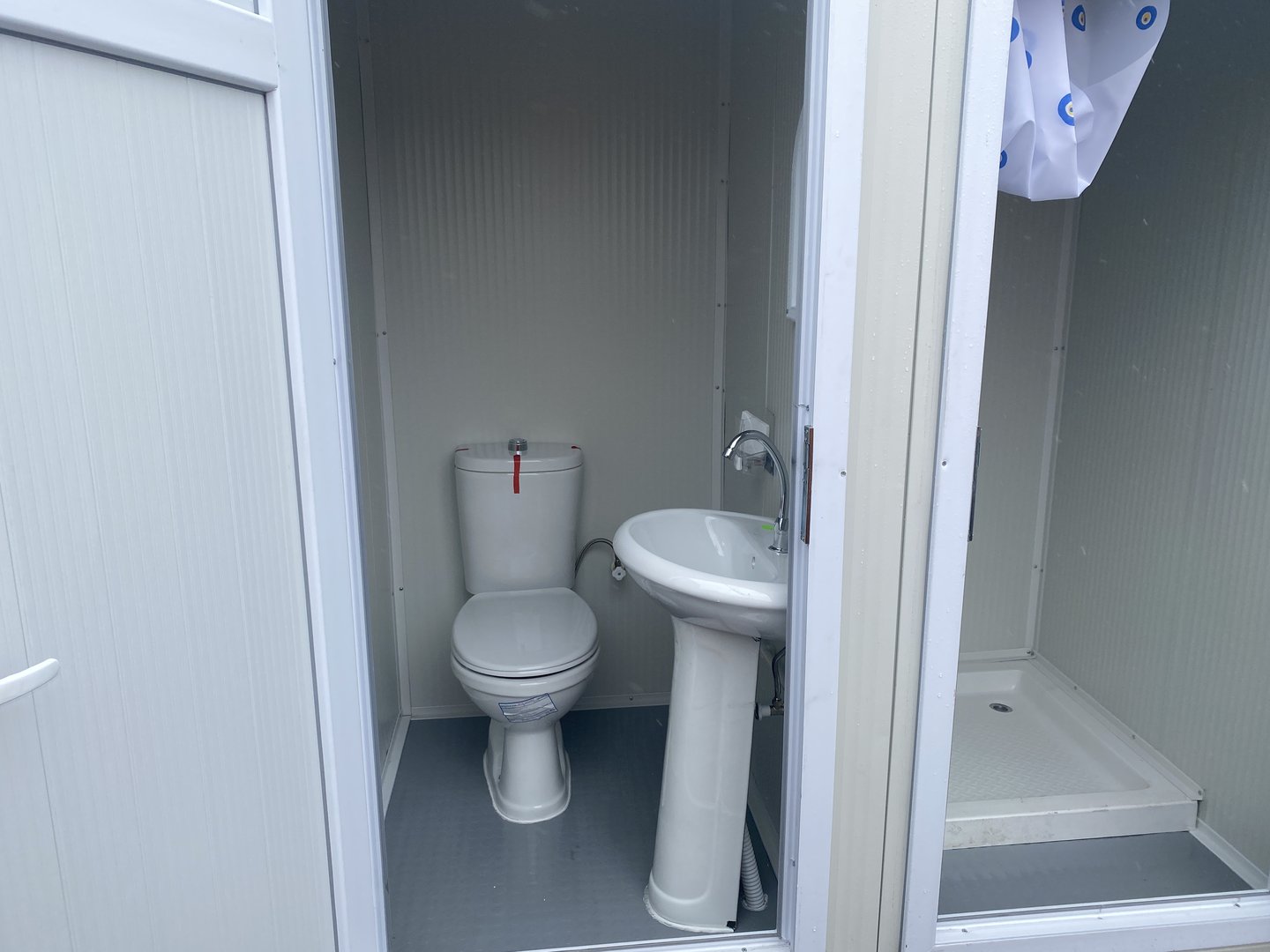 Sanitärcontainer mit WC und Dusche.