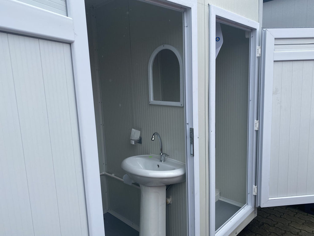 Sanitärcontainer mit WC und Dusche.