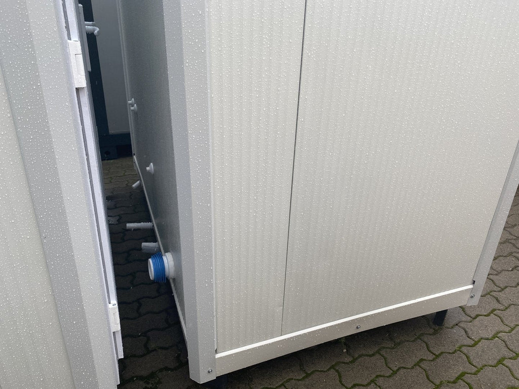 Sanitärcontainer mit WC und Dusche.