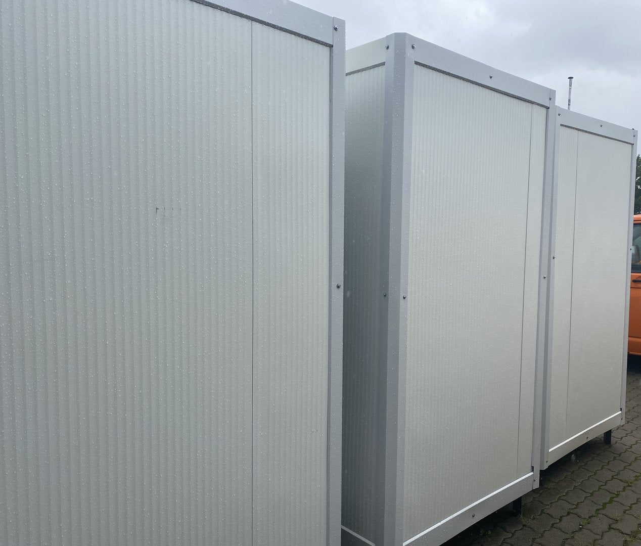 Sanitärcontainer mit WC und Dusche.