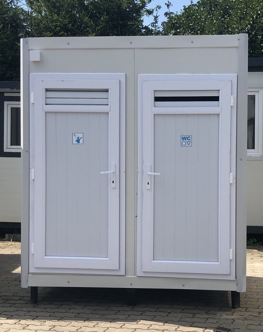 Sanitärcontainer mit WC und Dusche.