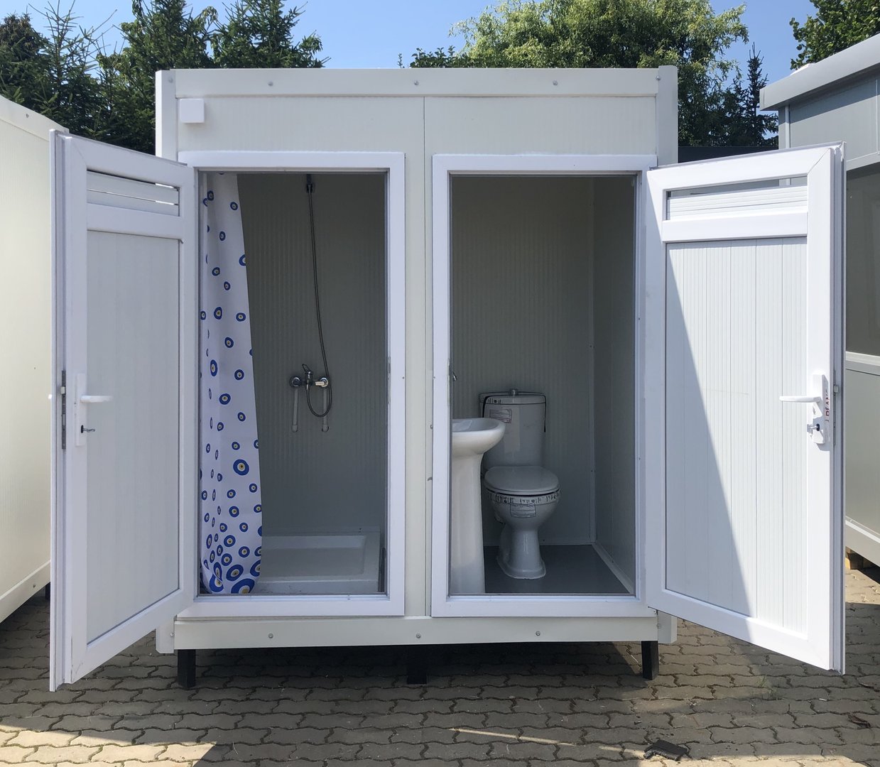 Sanitärcontainer mit WC und Dusche.