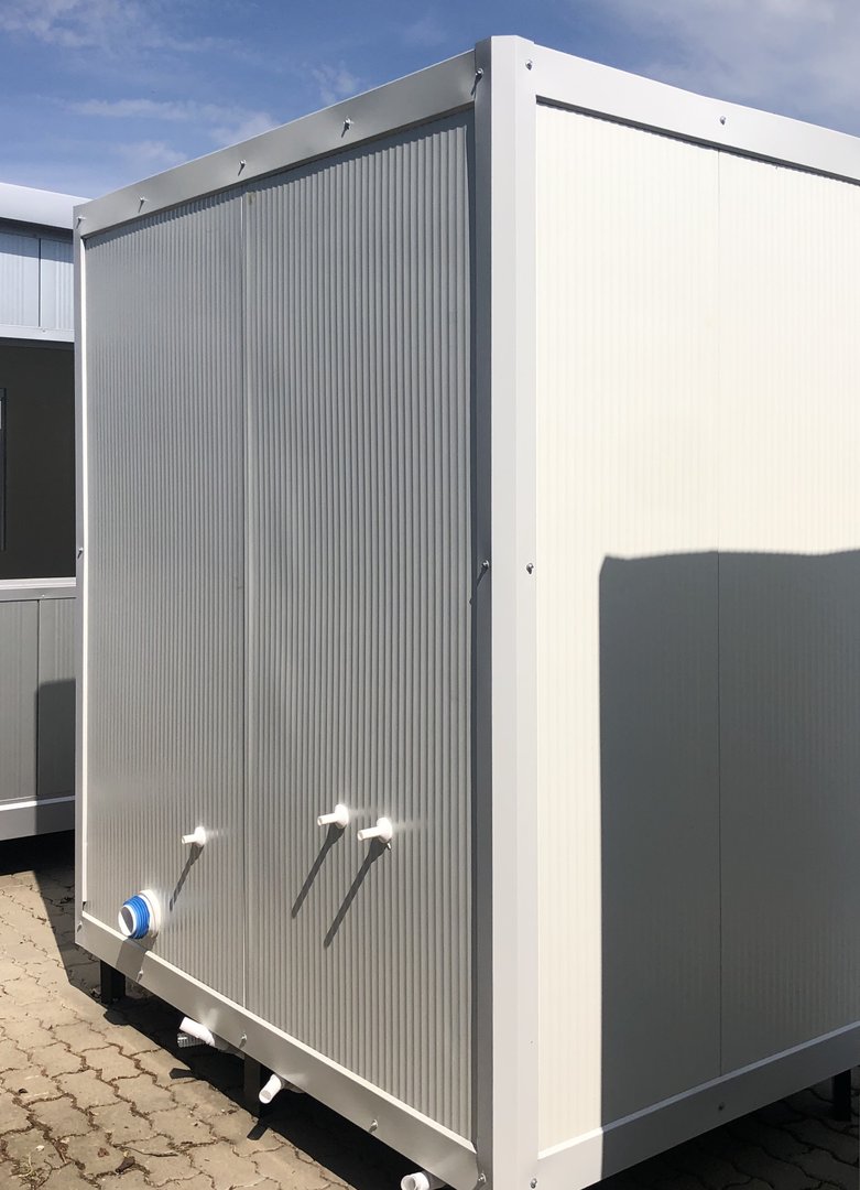 Sanitärcontainer mit WC und Dusche.