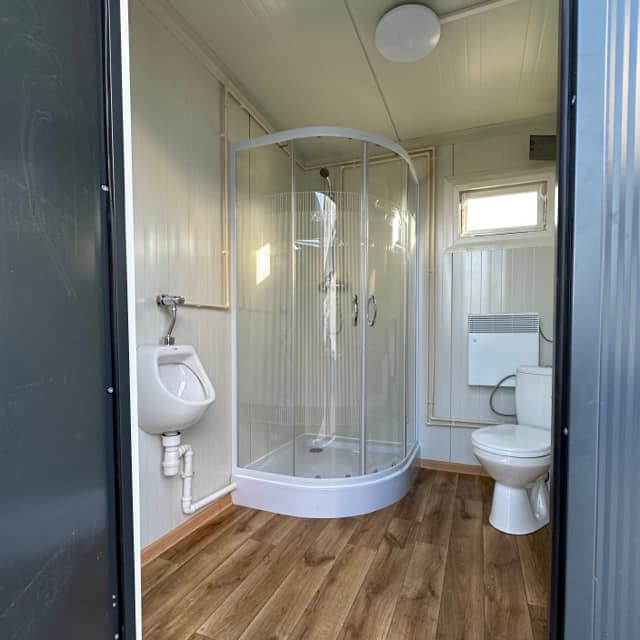 Doppelter Sanitärcontainer mit Abwassertank (Fäkalientank)